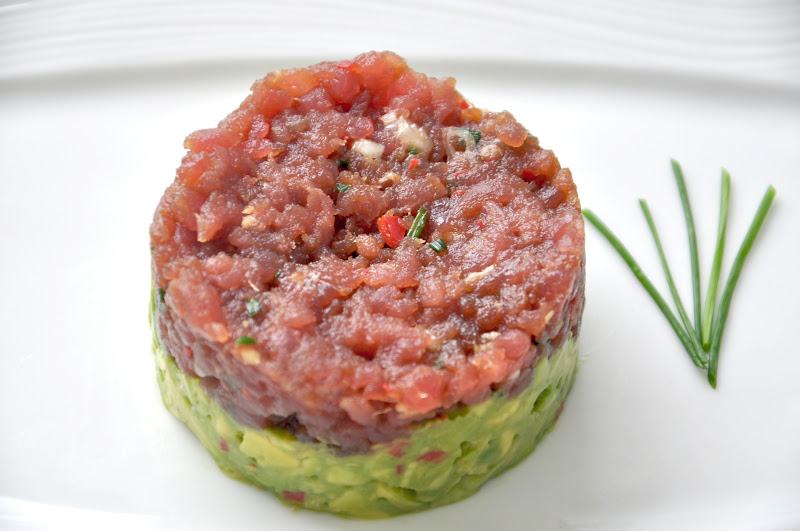 How do you make tuna tartare with avocado?